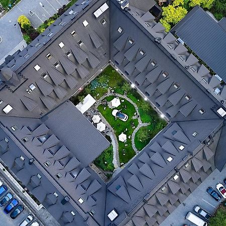 Aries Hotel & Spa Zakopane Exterior photo Aerial view of the courtyard