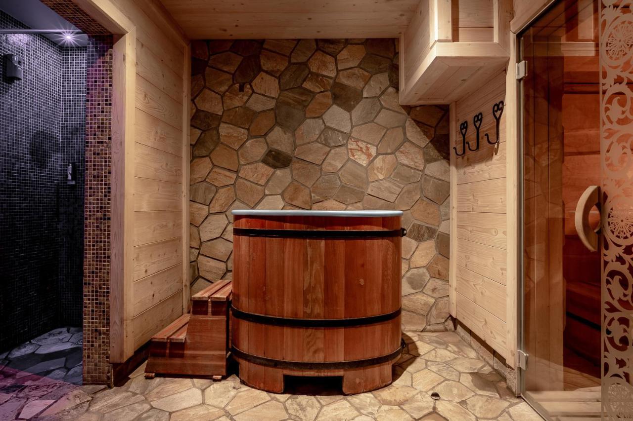 Aries Hotel & Spa Zakopane Exterior photo A barrel sauna