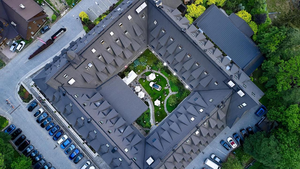 Aries Hotel & Spa Zakopane Exterior photo Aerial view of the courtyard